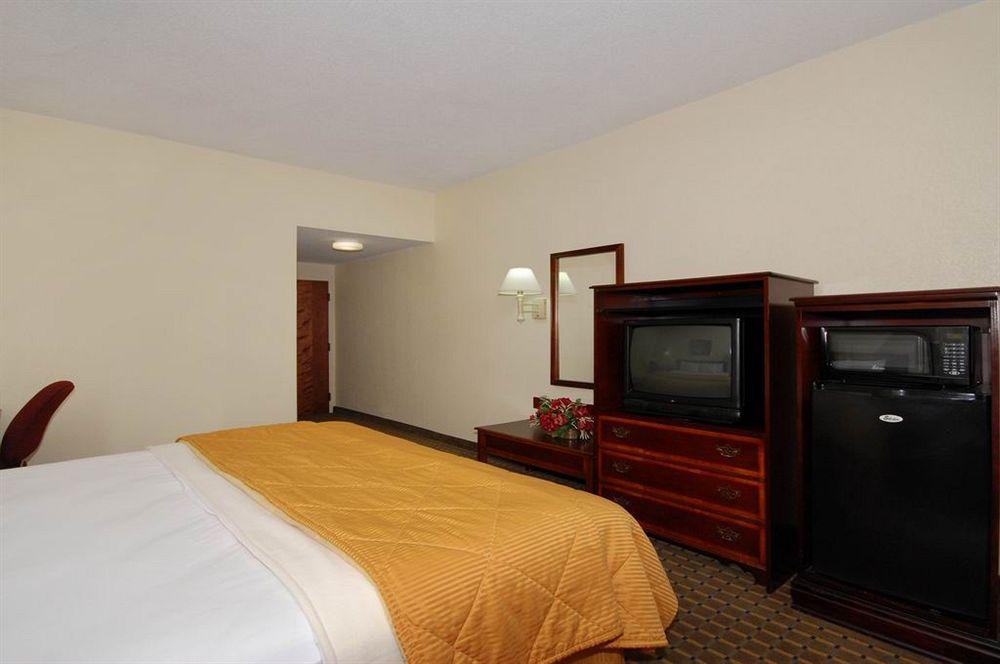 Red Roof Inn & Suites Newnan Exterior photo