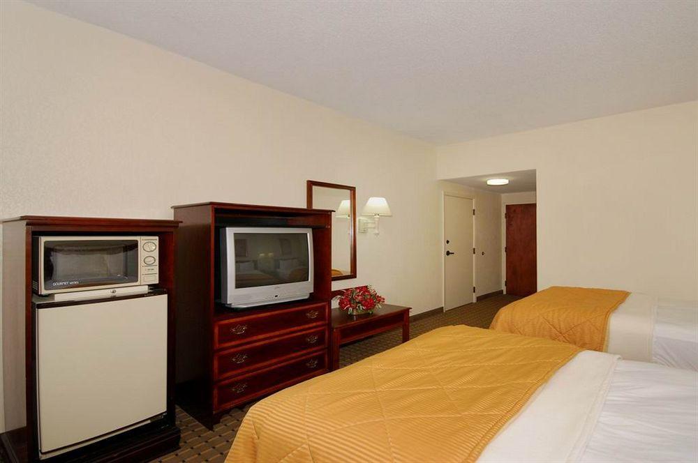 Red Roof Inn & Suites Newnan Exterior photo