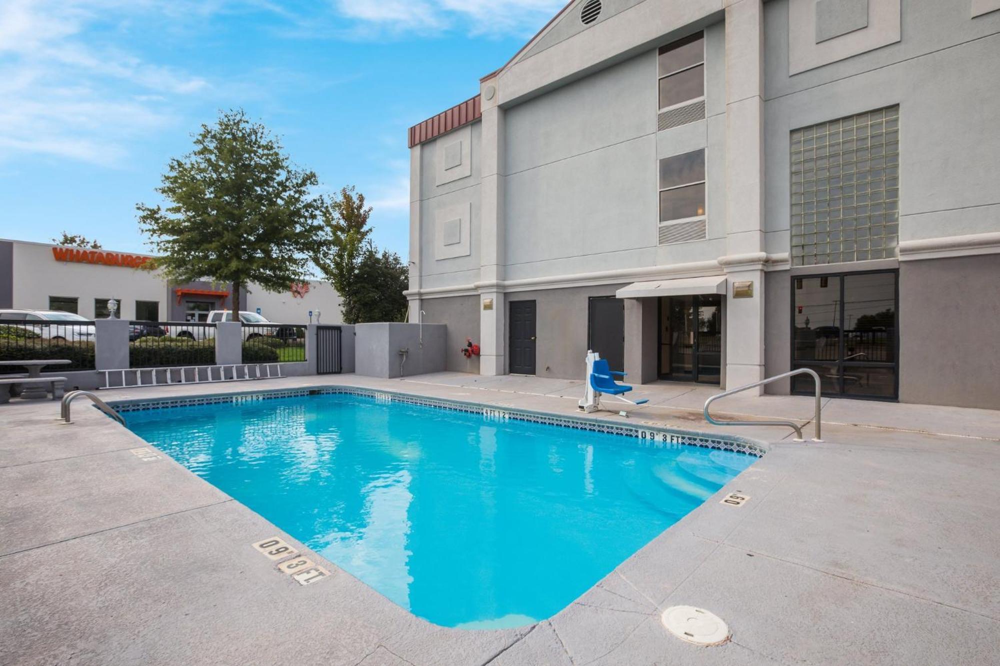 Red Roof Inn & Suites Newnan Exterior photo